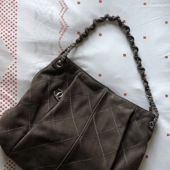 Beautiful Chanel Taupe Shoulder Bag - Picture 2 of 4